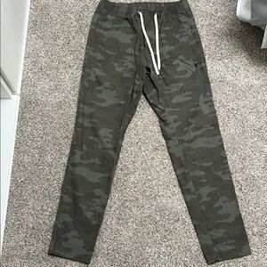 Vuori Men's Camouflage Jogger Pants